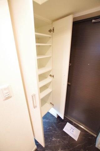 クレアート新大阪パンループ　仲介手数料無料の玄関