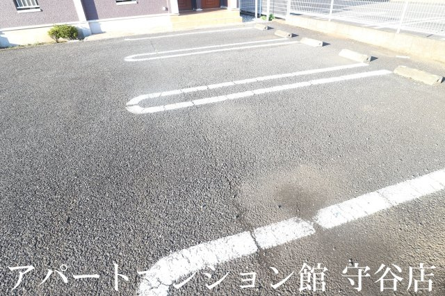 ノーヴァトワーレFの駐車場