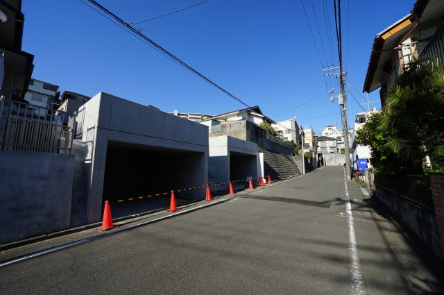 保土ヶ谷区桜ケ丘２丁目全２棟　新築戸建【成約】の前面道路含む現地写真