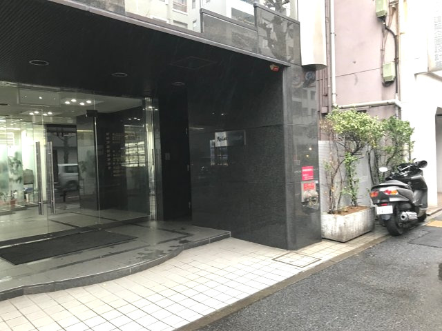 リラックスビルのエントランス