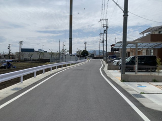 【前面道路含む現地写真】