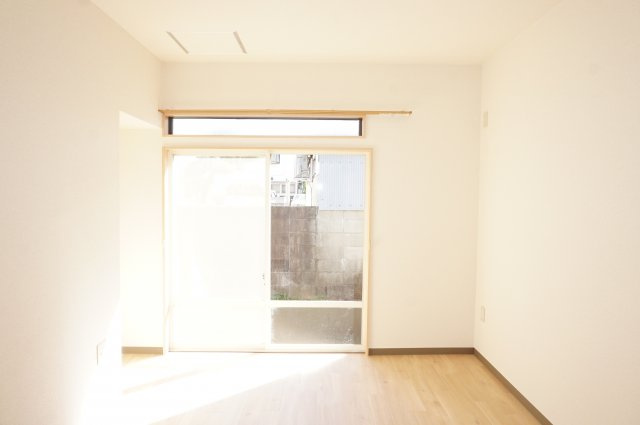 【洋室】 | 山田貸家 | 南向きのとても明るい洋室です。