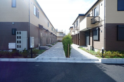 【エントランス】 | 美樹（ビジュ）A棟 | A棟とB棟の間には住民の憩いの場となる広い歩道があります！