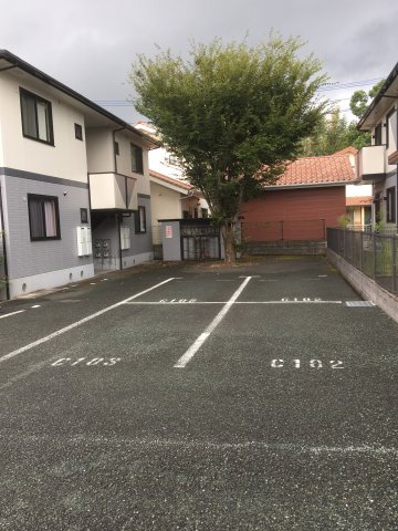 ミキハウス　Ａ棟の駐車場|駐車場があるので、車を買う予定の方も安心です