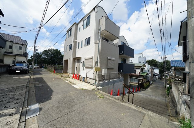 保土ヶ谷区西久保町全２棟　新築戸建【成約】の前面道路含む現地写真
