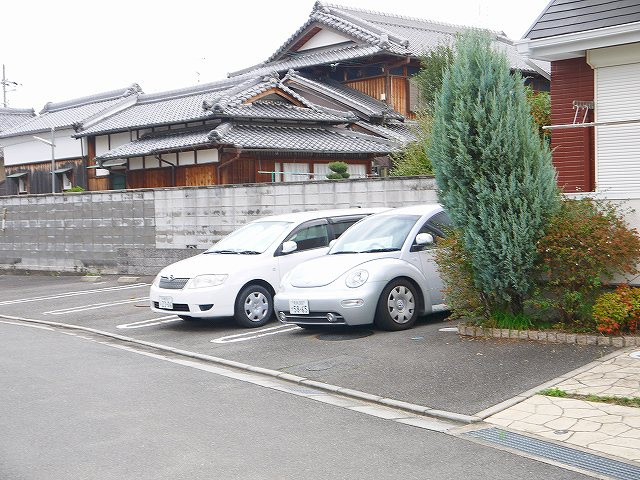 アルカディア（木津町）の駐車場