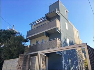 【外観】 | グレーのスタイリッシュな印象の外観
エレベーター付き3階建て