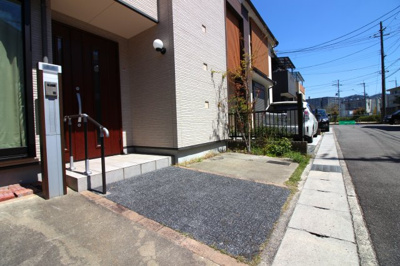 【駐車場】 | 伏見区桃山町因幡　中古戸建 | 駐車1台可能です。運転が苦手な方でも駐車がラクラク♪