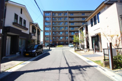 【前面道路含む現地写真】 | 伏見区桃山町因幡　中古戸建 | 前道は6ｍあり、交通量も少ないので小さいお子様がいらっしゃるご家庭は安心ですね。徒歩40ｍほどに公園もあり保育機関も近く子育てママは助かります。