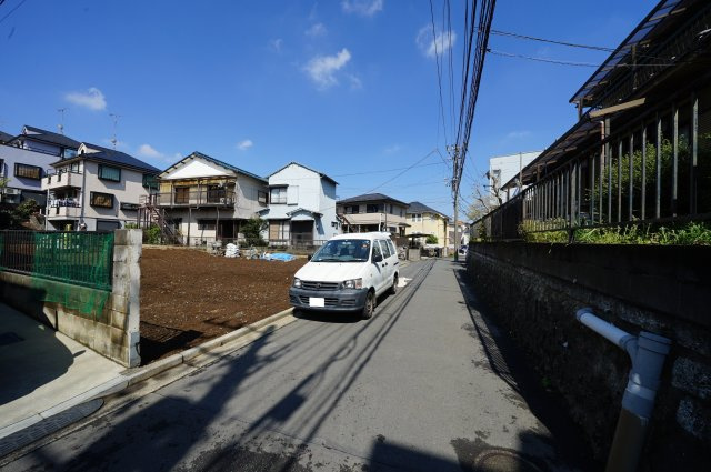 保土ヶ谷区岡沢町全２棟　新築戸建【成約】の前面道路含む現地写真