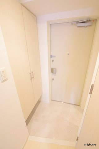 アドバンス新大阪ラシュレの玄関