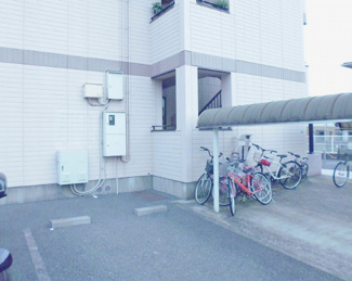 【その他共用部分】 | 屋根付きの駐輪場で雨が降っても大切な自転車が濡れなくてすみますね♪敷地内にバイク置き場も完備しています！