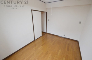 明るい色合いのクロスを使用した洋室は家具やインテリアとも調和しやすく空間が広く感じられ開放感を生み出します。自然光を効果的に反射し、室内を明るく保つため、日中の照明使用を抑えられます。