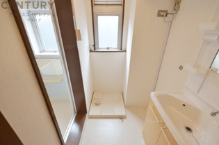 衣服の収納や脱ぎ着や整理整頓がしやすく、湿った衣類を乾燥させるスペースがありカビや臭いの発生を防ぎます。床の汚れを他の部屋に持ち込まず清潔を保つことができます。また快適な入浴環境の整備にも役立ちます。