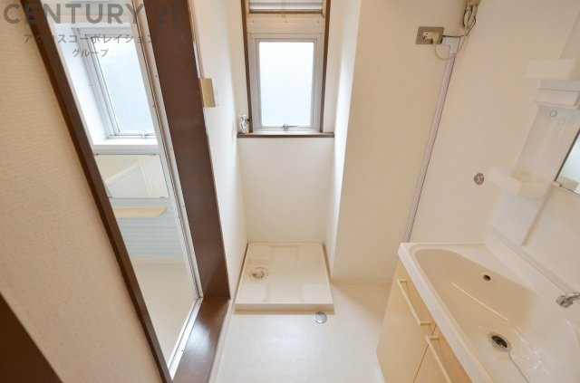 衣服の収納や脱ぎ着や整理整頓がしやすく、湿った衣類を乾燥させるスペースがありカビや臭いの発生を防ぎます。床の汚れを他の部屋に持ち込まず清潔を保つことができます。また快適な入浴環境の整備にも役立ちます。