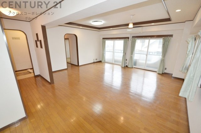 南向きのリビングは大きな窓が設置されており、明るい日差しが入ります。