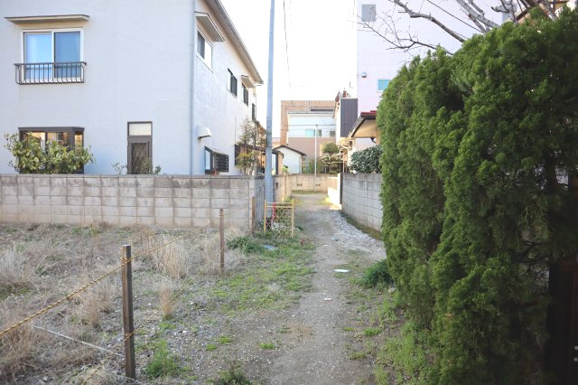 花見川区幕張町５丁目　売地　建築条件なし　幕張駅徒歩４分の立地　車は不可の前面道路含む現地写真
