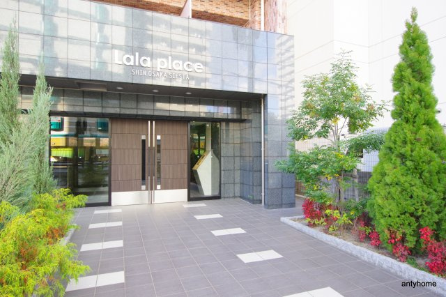 ララプレイス新大阪シエスタ　仲介手数料無料のエントランス
