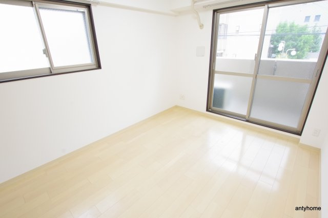 comforespa新大阪　仲介手数料無料の居間・リビング