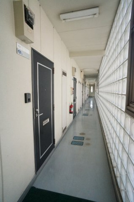 【その他共用部分】 | 細田ハイツ北戸田 | 建物内に廊下がありますので、鍵を探す際、雨に濡れる心配はございません。