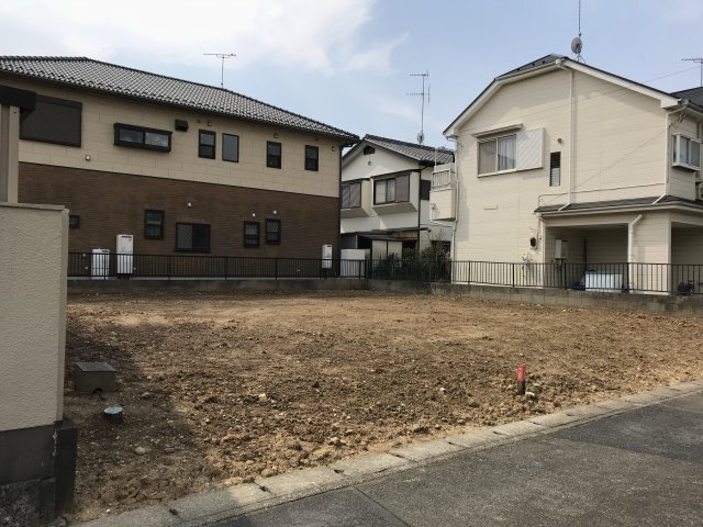 鴻巣市生出塚２丁目の売地の外観|前面道路の写真です。物件は右側です。現在は更地です。