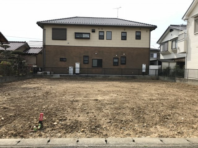 鴻巣市生出塚２丁目の売地の外観|写真の左側の白い建物がある敷地が対象物件です。現在は更地です。