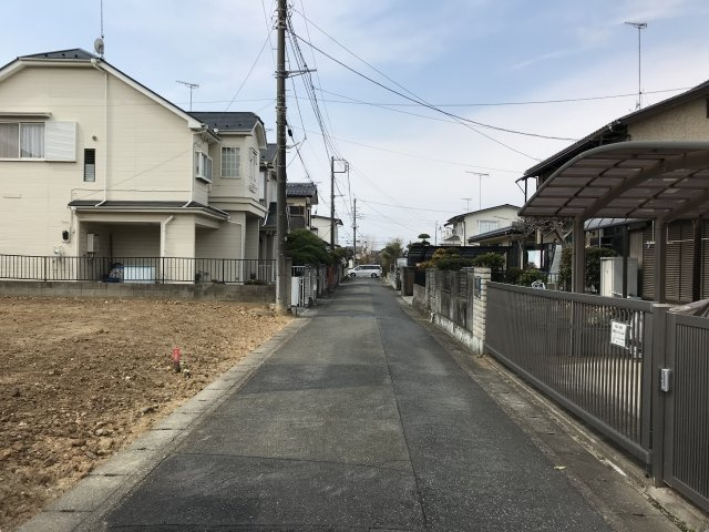 鴻巣市生出塚２丁目の売地の前面道路含む現地写真|前面道路の写真です。物件は左側です。現在は更地です。