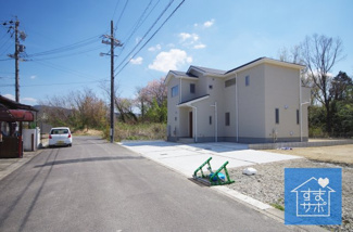 【前面道路含む現地写真】 | 1号棟　現地（2019年4月）撮影
前面道路は北東側幅員約6.0mの公道。