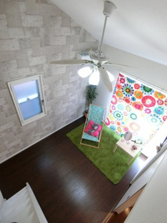 【展望】 | ロフトからの景観です！天井が高く開放感があります☆レンガ調のクロスで雰囲気のあるお部屋になっています◎