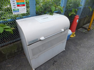 【その他共用部分】 | 敷地の向かいに専用ゴミ置場があるのでごみ出しもらくらく～♪忙しい社会人さんや学生さんにもうってつけ！