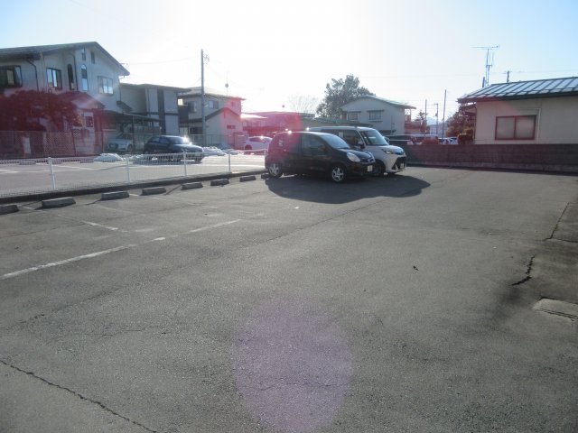 グリーン薬師町の駐車場