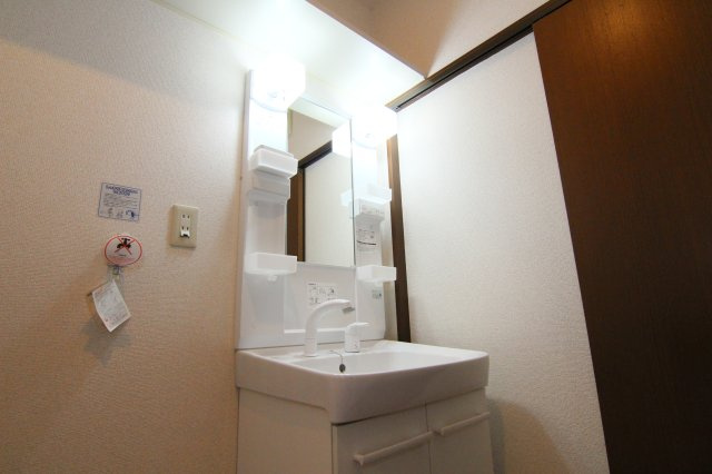 グリーンヒルＤの独立洗面台|現況と違う場合がございます