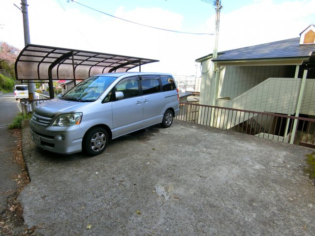 ロイヤルクレイン汐ノ宮の駐車場