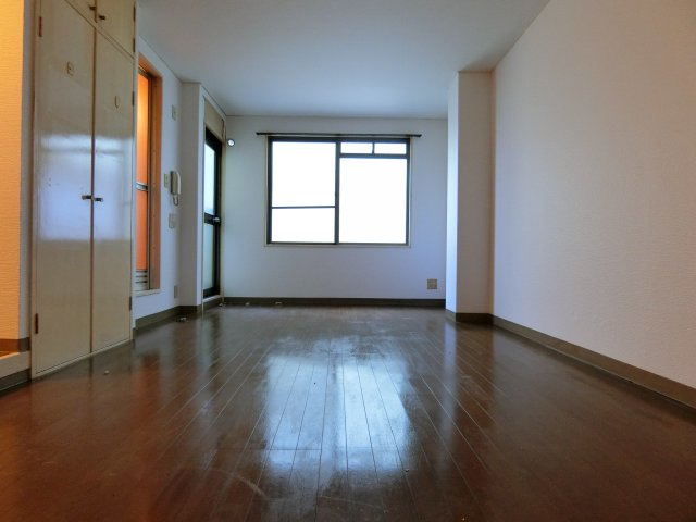 ロイヤルクレイン汐ノ宮の居間・リビング