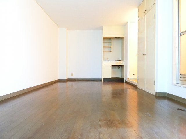 ロイヤルクレイン汐ノ宮の居間・リビング