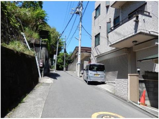 【前面道路含む現地写真】 | 生活便利な地域です。自動シャッター付き車庫（６台可）