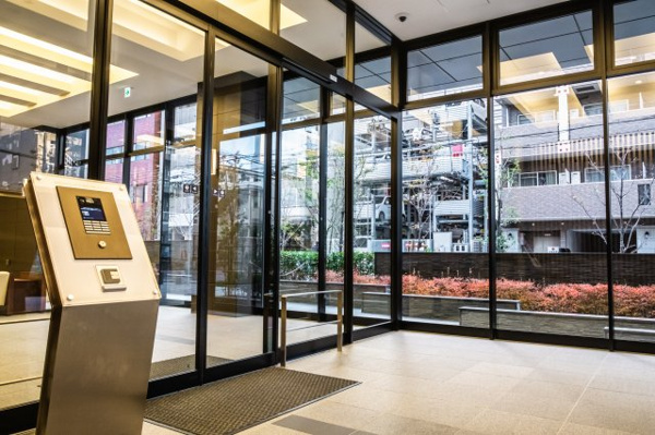 【エントランス】 | 【風除室】開放感あふれるガラスウォール！もちろんオートロックです！強固なセキュリティで安心！