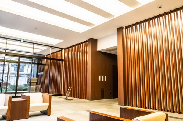 【エントランス】 | 【エントランスホール】陽光が差し込む明るい空間！ホワイトとブラウンで統一されたインテリアが美しい。