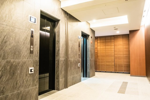 【その他共用部分】 | 【エレベーターホール】ホテルのような上品な内装です。エレベーターは、非常用を含めて3基ございます。