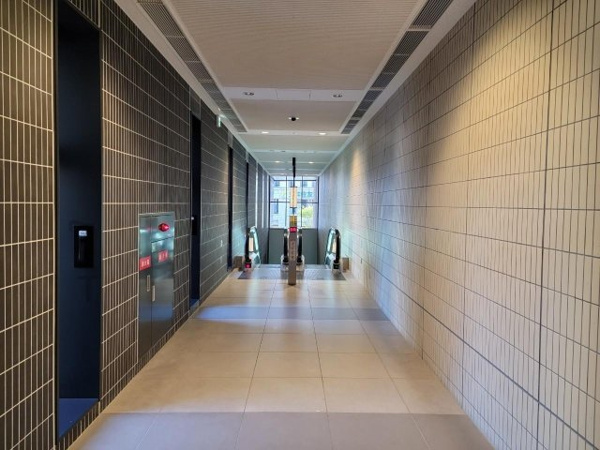 【その他共用部分】 | 【共用廊下】サウスエントランスは天神橋筋六丁目駅直結！静かな暮らしを予感させる上品な雰囲気。