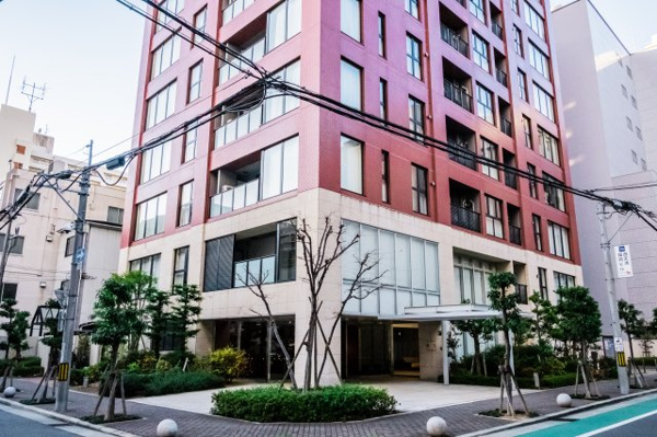 【周辺】 | 【周辺】植栽豊かなエントランス周りです！マンション周辺の歩道もきれいに整備されています！