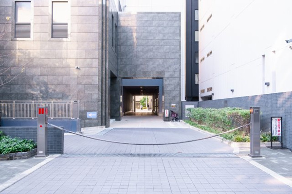 【駐車場】 | 【敷地内駐車場】パーキング出入口です！しっかりとしたセキュリティで安心です。