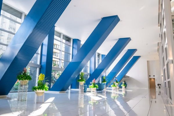 【エントランス】 | 【グランドアトリウム】思わず息をのむスケール感。広さ約400平米、天井高約7mのエントランスホール！