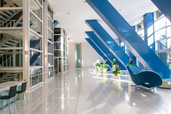 【エントランス】 | 【グランドアトリウム】伸びやかな二層吹き抜け！天井まで届くガラスウォールから、自然光が降り注ぎます！