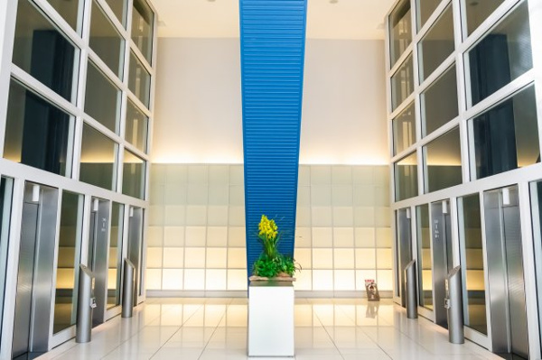 【その他共用部分】 | 【エレベーターホール】コズミックな雰囲気が漂うエレベーターホール。エレベーターは全部で6基ございます！