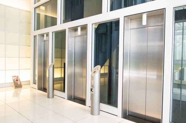 【その他共用部分】 | 【エレベーターホール】高層エレベーターは「グランドアトリウム」の空間を滑る、光のオブジェ！