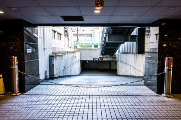 【駐車場】 | 【地下ガレージ出入口】マンションの地下3層に設けられた、89区画のシャッター付きガレージ！