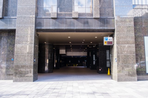 【駐車場】 | 【敷地内駐車場出口】きちんと整備されたきれいな駐車場です！十分な広さがあり、車の出し入れもスムーズ！