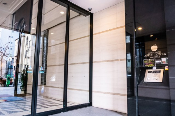 【エントランス】 | 【風除室】ガラス張りで開放的なエントランス！もちろんオートロックです！強固なセキュリティで安心！