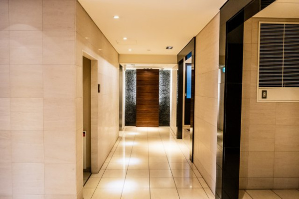 【その他共用部分】 | 【共用廊下】エレベーターホールへの通路です！ダウンライトと間接照明が廊下をやさしく照らします。